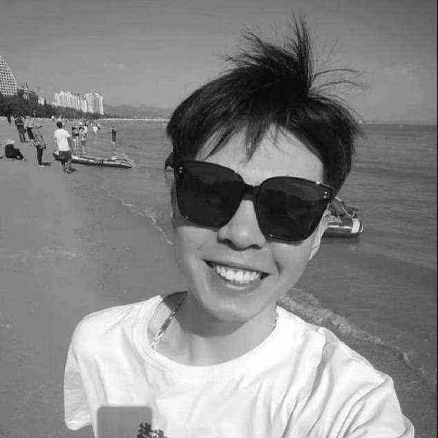 Laut lokalen Berichten starb Liu Xuezhou am Montagmorgen an einem Strand in Sanya auf der südchinesischen Insel Hainan.  Die Geschichte des 17-Jährigen ging viral, als er am 6. Dezember ein Video veröffentlichte, in dem er eine Suche nach seiner leiblichen Familie startete