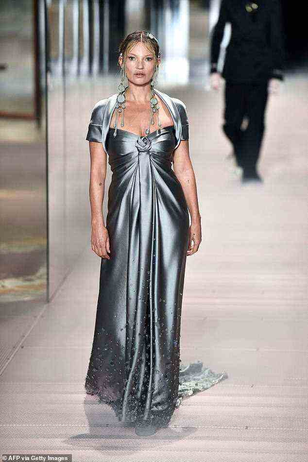 Das britische Model Kate Moss (hier im Januar 2021 in Paris abgebildet) hat ein „dünnes“ Körperideal.  Dünne Idealbilder von Frauenkörpern sind in den Mainstream-Medien allgegenwärtig