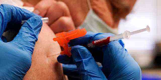 Ein Einwohner von Massachusetts erhält die Auffrischimpfung.  (AP Photo/Charles Krupa, Akte)