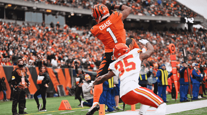 Cincinnati Bengals Wide Receiver Ja'Marr Chase (1) fängt einen Pass für einen 18-Yard-Touchdown, während Kansas City Chiefs Cornerback Charvarius Ward (35) in der ersten Hälfte eines NFL-Footballspiels, Sonntag, 2. Januar 2022, verteidigt Cincinnati.