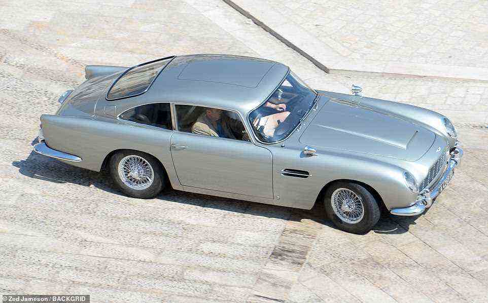 Ein Aston Martin DB5 ist in No Time To Die (2021) bei einer actionreichen Verfolgungsjagd in Matera, Italien, zu sehen.