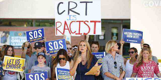 Amy Carney spricht während eines Protestes gegen die kritische Rassentheorie vor einer Sitzung des digitalen Schulausschusses an der Coronado High School in Scottsdale, Arizona, am 24. Mai 2021.