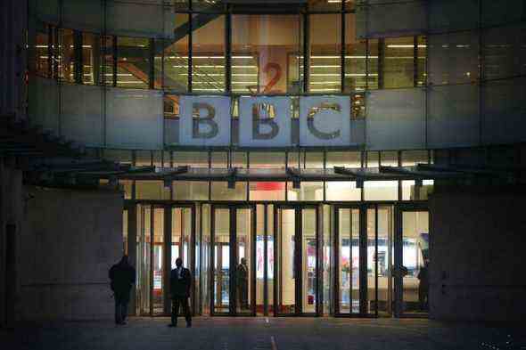 Mitarbeiter kommen früh zur Arbeit im BBC Broadcasting House