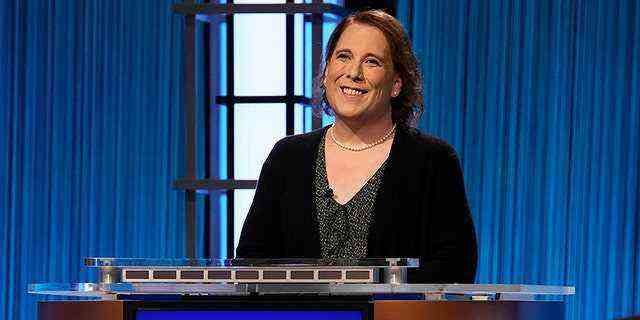 Amy Schneider ist offiziell die viertbestverdienende 'Jeopardy!'  Kandidat in der Geschichte der Show.  Sie wurde auch die Nummer 2 aller Zeiten in Folge.