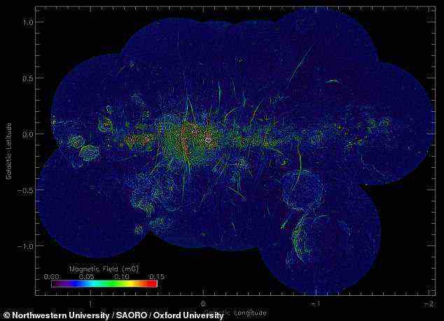 Nach insgesamt 200 Stunden Teleskopzeit konnte das Team ein Mosaik aus 20 separaten Beobachtungen verschiedener Teile des Himmels in Richtung des galaktischen Zentrums zusammensetzen – das etwa 25.000 Lichtjahre von der Erde entfernt liegt.  Abgebildet: die Verteilung der Magnetfeldstärken im endgültigen zusammengesetzten Bild des Herzens der Milchstraße