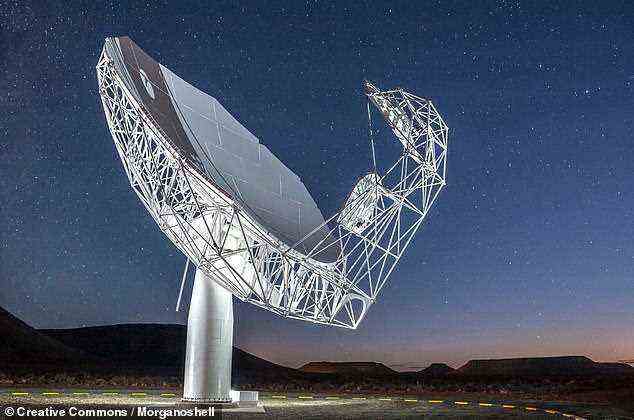 Das neue Bild des Zentrums der Milchstraße war das Ergebnis dreijähriger Himmelsdurchmusterungen, die mit dem MeerKAT-Radioteleskop (im Bild) am South African Radio Astronomy Observatory in der Provinz Nordkap des Landes durchgeführt wurden