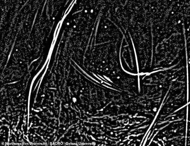 Die seltsamen räumlichen Stränge (im Bild), von denen sich einige über einen Durchmesser von bis zu 150 Lichtjahren erstrecken, wurden erstmals Anfang der 1980er Jahre von Astronomen der Northwestern University entdeckt