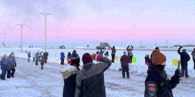 Familie, Freunde und Nachbarn versammeln sich, um ihre Unterstützung für den Freiheitskonvoi auf dem Trans-Canada Highway in Grenfell, Saskatchewan, Kanada, am 25. Januar 2022 zu zeigen. Dieser Screenshot stammt aus einem Video in den sozialen Medien. 
