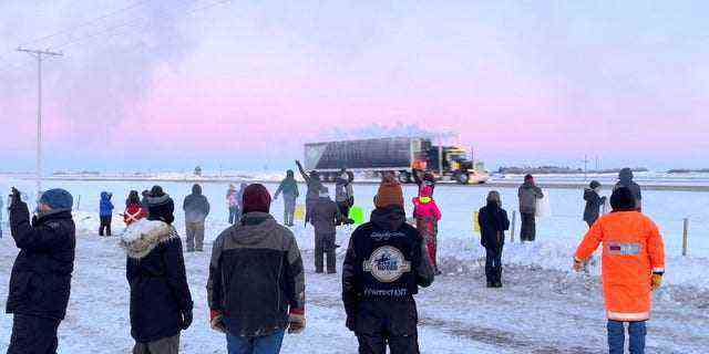Familie, Freunde und Nachbarn versammeln sich, um ihre Unterstützung für den Freiheitskonvoi auf dem Trans-Canada Highway in Grenfell, Saskatchewan, Kanada, am 25. Januar 2022 zu zeigen. Dieser Screenshot stammt aus einem Video in den sozialen Medien. 