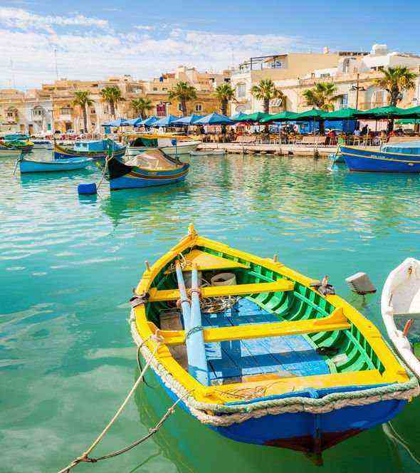 Ein Boot auf dem Wasser in einem maltesischen Hafen