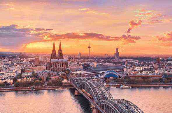 Ein Blick auf eine deutsche Stadt bei Sonnenuntergang