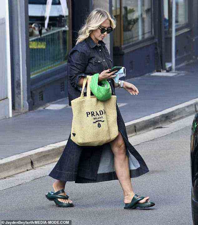 Alles im Detail: Die blonde ehemalige Journalistin trug ein Jeanshemd und einen passenden fließenden Rock und kombinierte den Look mit einer hellgrünen Bottega Veneta-Tasche im Wert von coolen 3.100 Dollar