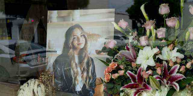 Vor dem Möbelhaus Croft House werden Blumen in Erinnerung an die Doktorandin Brianna Kupfer aufgestellt.  Kupfer wurde am Donnerstag, den 13. Januar in Los Angeles von einem unbekannten Angreifer erstochen, als er in dem Geschäft arbeitete. 