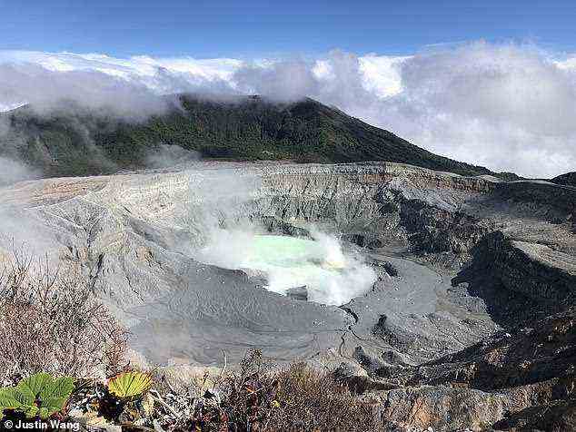 Der Krater und sein extrem rauer See Laguna Caliente werden von einer einzigen Gattung extremophiler Acidiphilium-Bakterien beherrscht, die sich auf vielfältige Weise an das Überleben angepasst haben