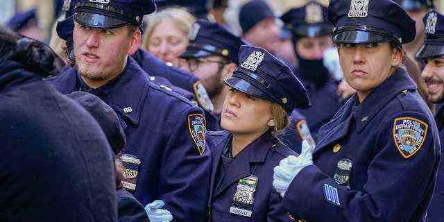 Polizisten stehen vor der St. Patricks Cathedral Schlange, um dem New Yorker Polizeibeamten Jason Rivera am Donnerstag, den 27. Januar 2022, in New York ihre Aufwartung zu machen.  (AP Foto/Mary Altaffer)