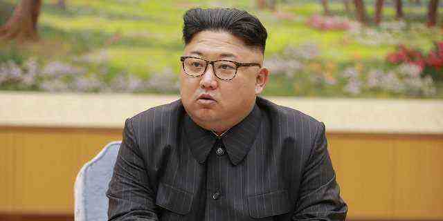 Der nordkoreanische Führer Kim Jong-Un wird am 3. September 2017 fotografiert, als er an einem Treffen mit einem Komitee der Arbeiterpartei Koreas über den Test einer Wasserstoffbombe an einem unbekannten Ort teilnimmt.