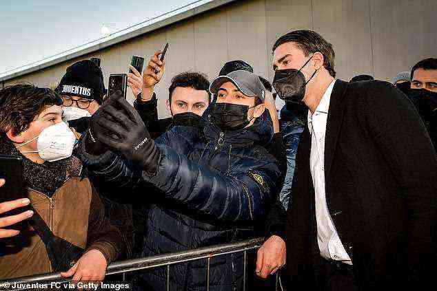 Vlahovic nahm sich Zeit, um Fans zu begrüßen und für Selfies zu posieren, während er sich auf seine medizinische Behandlung bei Juventus vorbereitete