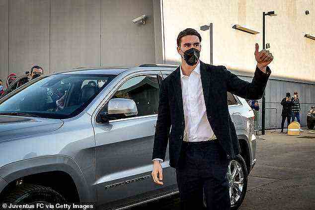 Der serbische Stürmer hatte die Fans zuvor in Turin begrüßt, als er zu seiner medizinischen Behandlung kam