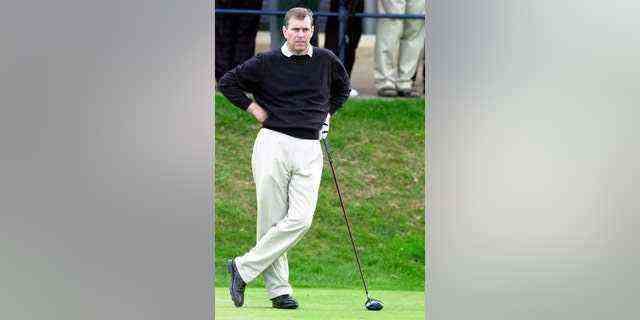 Auf diesem Bild wartet Andrew darauf, einen Schlag im Royal and Ancient Golf Club in St. Andrews, Fife, zu spielen, nachdem er am 18. September 2003 die Position des Kapitäns des Clubs übernommen hat. 