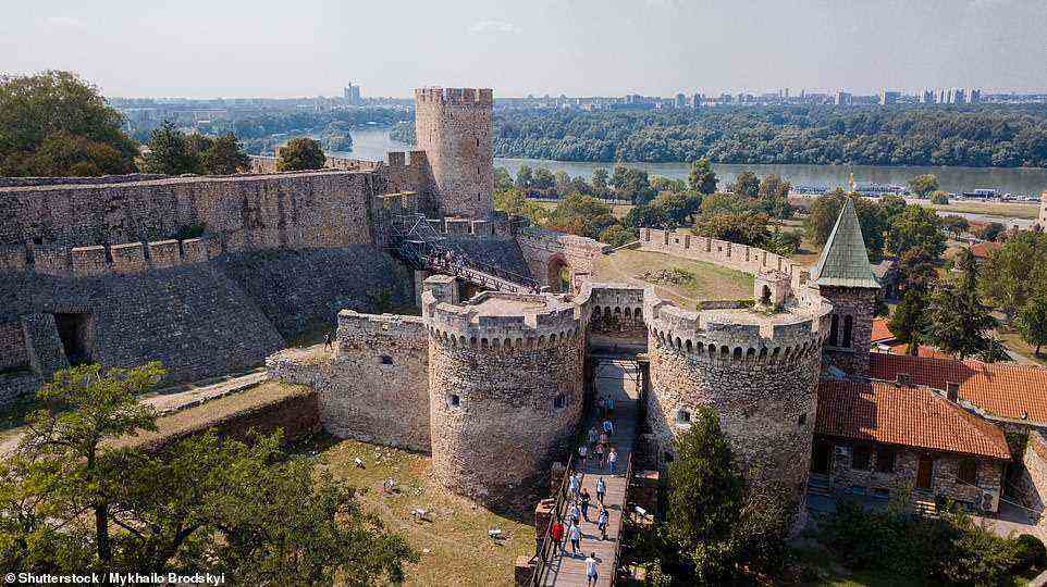 Der Eintritt in die abgebildete Belgrader Festung ist frei und bietet einen herrlichen Blick auf den Zusammenfluss von Save und Donau