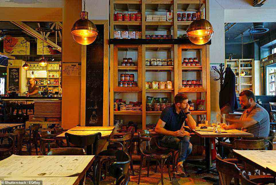 Der Service im Manufaktura Restaurant (im Bild) in der Krajja-Petra-Straße ist freundlich und schnell – und eine Mahlzeit mit Wein kostet etwa 15 £ pro Person