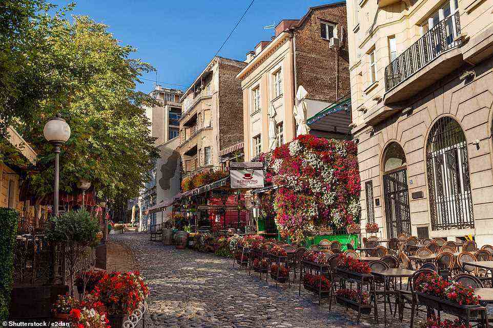 Dva Jelena liegt im Künstlerviertel Skadarlija.  Abgebildet ist eine charmante gepflasterte Straße in der Gegend