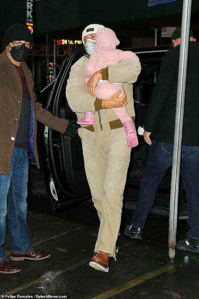 Vaterpflicht: Ihr kleines Mädchen war von Kopf bis Fuß in Pink und trug eine zweiteilige Kombination, die aus einem Hoodie und einer Hose bestand