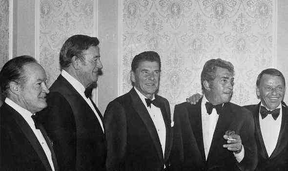 Ruhm: Wayne (zweiter von links) im Bild mit Ronald Reagan und Frank Sinatra (rechts)