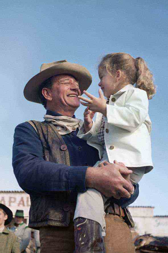 John Wayne Kinder: Abgebildet mit seiner Tochter Aissa am Set von The Alamo, 1960