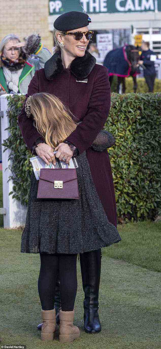 Die Enkelin der Königin kuschelte sich während des Ausflugs an die achtjährige Mia, wobei sich ihre älteste Tochter für diesen Anlass für ein funkelndes schwarzes Kleid entschied