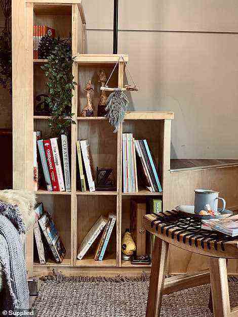 In dem gemütlichen, winzigen Haus mit einem bequemen Sofa, das sich in ein zweites Queensize-Bett verwandeln lässt, ist viel Platz zum Faulenzen oder Entspannen mit einem Buch
