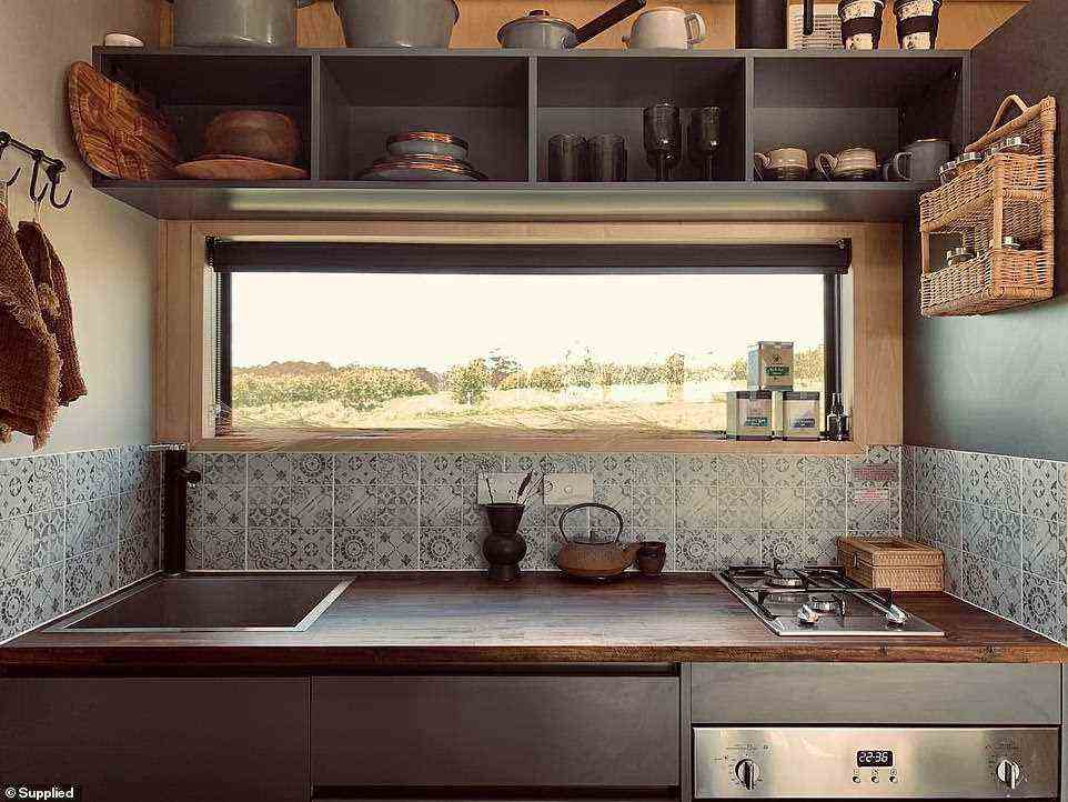 Die stilvolle Küche ist kompakt, hat aber alles, was Sie brauchen, um jede Mahlzeit mit High-End-Geräten und viel Stauraum zuzubereiten, und hat eine Fensterrückwand, damit Sie die Aussicht beim Kochen nicht verpassen