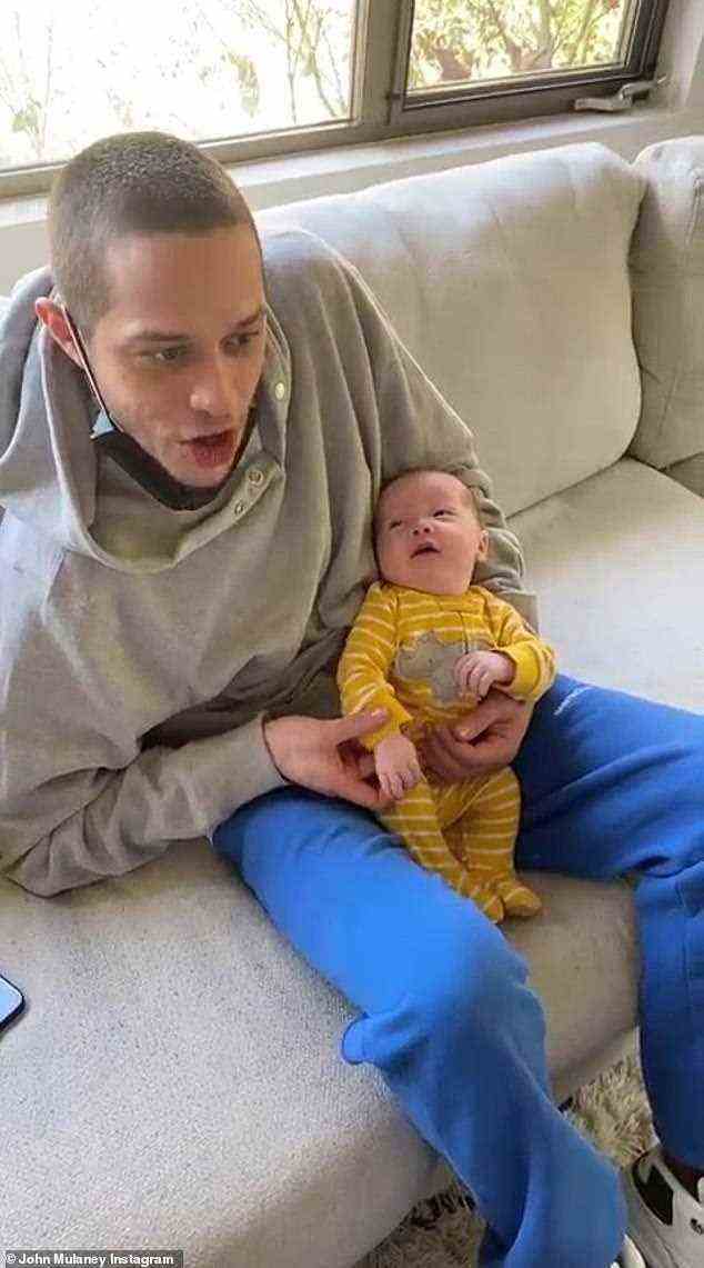 Abhängen: John Mulaney hat ein Video des Saturday Night Live-Stars, 28, gepostet, der seinen und Olivia Munns neugeborenen Sohn Malcolm hält