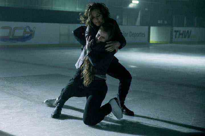 Margarita Levieva kämpft in einer Szene aus In From The Cold gegen eine andere Frau auf dem Eis.