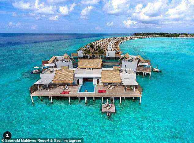 Atemberaubend: Sie hat kürzlich in das schicke Fünf-Sterne-Hotel Emerald Maldives Resort & Spa eingecheckt, wo Zimmer Gäste um bis zu umwerfende 2.500 £ pro Nacht zurückwerfen können