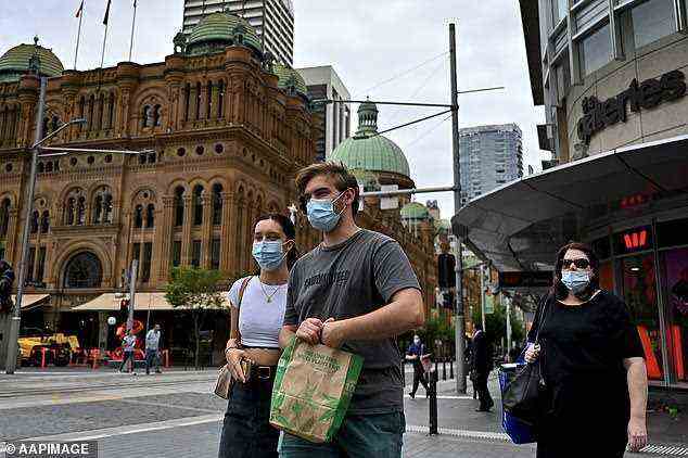 Die Ankündigung erfolgt, nachdem der Staat am Sonntag 13.524 neue Fälle und 52 Todesfälle verzeichnet hat – was NSWs tödlichsten Tag in der Covid-Pandemie markiert (im Bild, Fußgänger in Sydney).