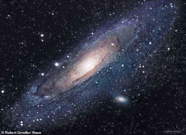 Andromeda ist die nächste große Galaxie zu unserer eigenen Milchstraße.  Das diffuse Licht von Andromeda wird durch die Hunderte von Milliarden Sternen verursacht, aus denen es besteht.  Die verschiedenen Sterne, die das Bild von Andromeda umgeben, sind eigentlich Sterne in unserer Galaxie, die sich deutlich vor dem Hintergrundobjekt befinden