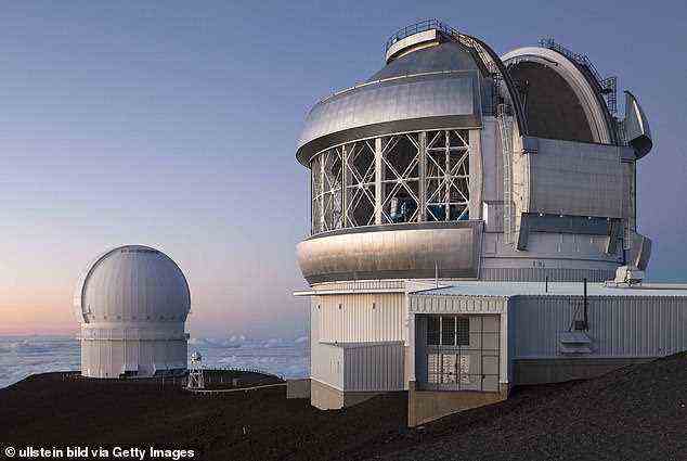 Auf der rechten Seite dieses Bildes ist das Gemini Observatorium auf der Spitze des Vulkans Mauna Kea zu sehen.  Im Hintergrund ist das Kanada-Frankreich-Hawaii-Teleskop zu sehen