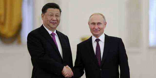 Der russische Präsident Wladimir Putin schüttelt seinem chinesischen Amtskollegen Xi Jinping im Kreml in Moskau, Russland, 5. Juni 2019 die Hand. REUTERS/Evgenia Novozhenina/Pool