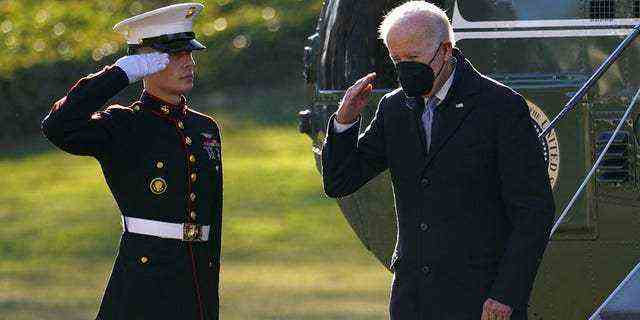US-Präsident Joe Biden salutiert, als er nach seiner Rückkehr ins Weiße Haus in Washington, USA, am 20. Dezember 2021 von Marine One tritt.