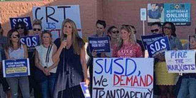 Eltern protestieren bei einer Schulratssitzung in Scottsdale.  Foto mit freundlicher Genehmigung von Amy Carney