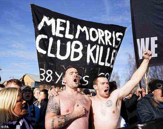 Fans protestierten gegen den ehemaligen Besitzer Mel Morris, dessen Besitz den Club in Gefahr brachte