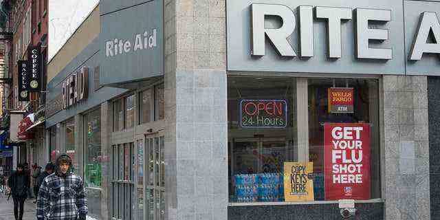 Menschen gehen am 8. Januar 2018 an einem Rite-Aid-Geschäft in Chelsea, New York, vorbei. (BRYAN R. SMITH/AFP über Getty Images)