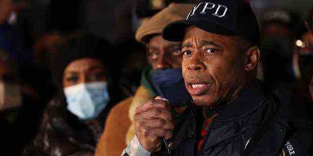 Bürgermeister Eric Adams spricht, während Hunderte von Polizisten und FDNY-Beamten im 32. Bezirk zur Mahnwache über zwei in Harlem in New York City erschossene Beamte versammelt sind.  (Foto von Tayfun Coskun/Anadolu Agency über Getty Images)