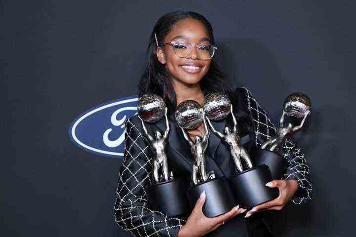 Abgesehen davon, dass sie den Rekord als jüngster ausführender Produzent gebrochen hat, der an einer großen Produktion mitgearbeitet hat, hat sich die 17-jährige Martin 10 NAACP Image Awards verdient.