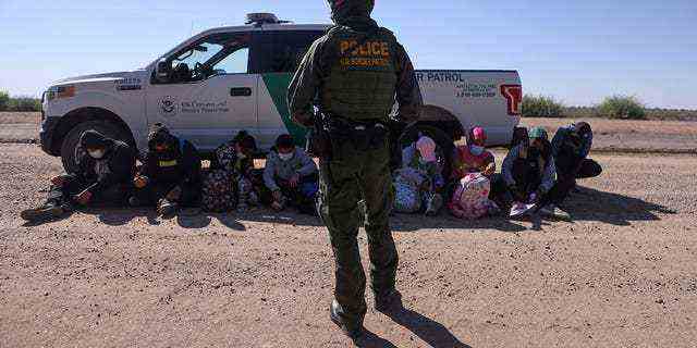 Eine Gruppe von Asylbewerbern aus Mexiko, Kuba und Haiti wird am 19. April 2021 von der US-Grenzpatrouille in San Luis, Arizona, festgenommen.