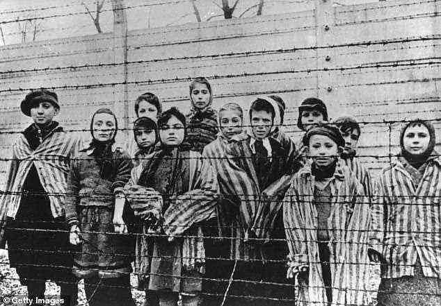 Überlebende Kinder im Konzentrationslager Auschwitz-Birkenau nach der Befreiung, 1945. Godlberg sagte, es sei kein rassistischer Akt, weil es sich um zwei weiße Gruppen handele