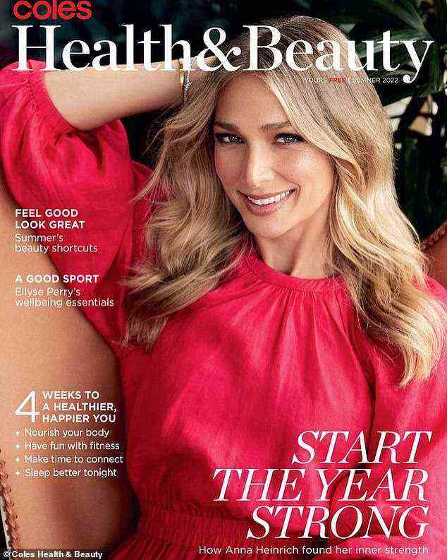 Auf dem Cover: Die Bachelor-Sängerin Anna Heinrich sah in einem rosa Kleid glamourös aus, als sie auf dem Cover von Coles' Health & Beauty Magazin posierte