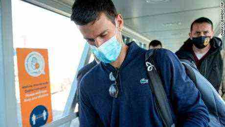 Novak Djokovic ist nach der Landung in Belgrad, Serbien, am Montag, dem 17. Januar, abgebildet.