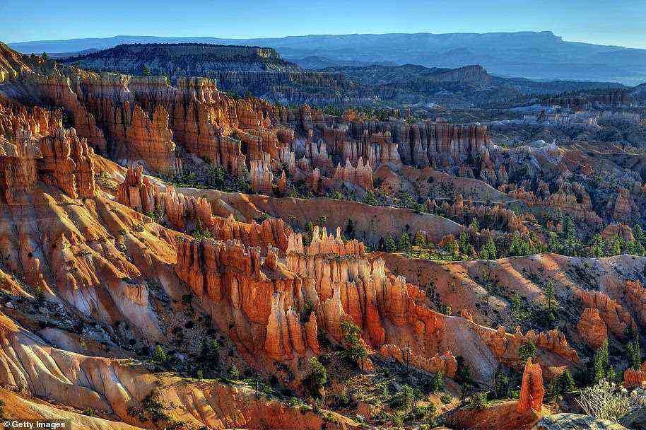 Die wunderschönen Hoodoos sprenkeln den Horizont von Utah in verschiedenen Rot-, Orange- und Weißtönen